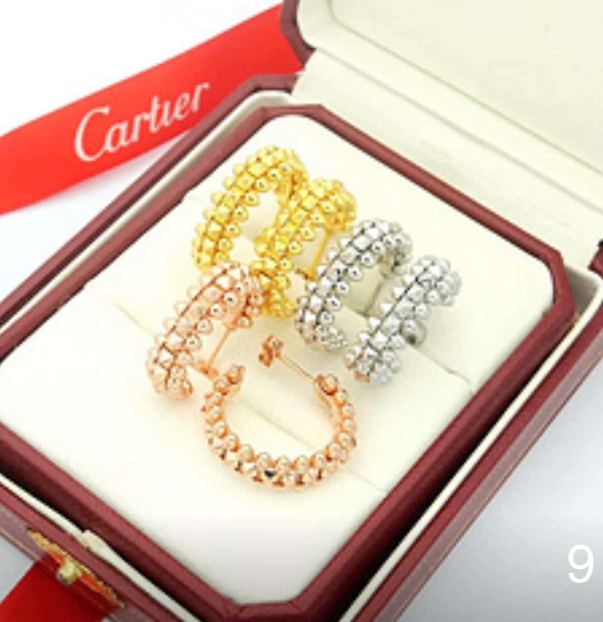 Bullet collection in yellow gold. The rose gold and white gold are not included.